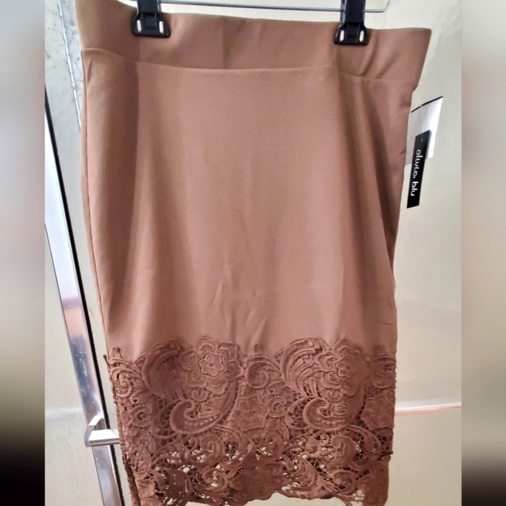 NWT Olivia Blu Beautiful Brown Skirt with Laced lower end; XL; Stretches; $50